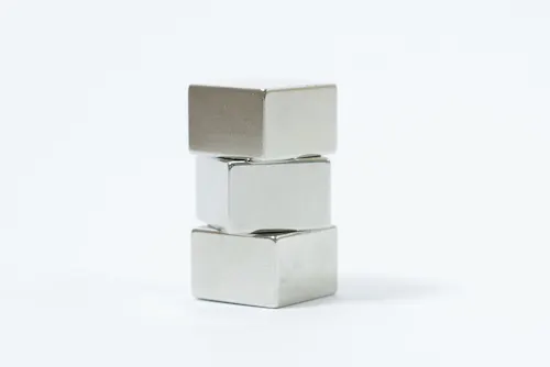 Quantum Levitation and locking magnets